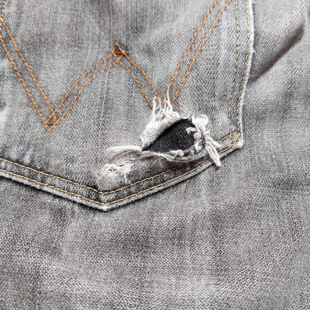 ジーンズのポケットの破れ修理事例を紹介します！